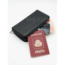 Клатч с двумя молниями и ремешком на кисть