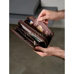 Клатч мужской из натуральной кожи коричневого цвета с двойной молнией и съемным ремешком на запястье