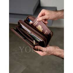 Клатч мужской из натуральной кожи коричневого цвета с двойной молнией и съемным ремешком на запястье