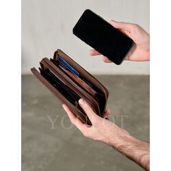 Клатч мужской из натуральной кожи коричневого цвета с двойной молнией и съемным ремешком на запястье