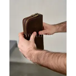Клатч мужской из натуральной кожи коричневого цвета с двойной молнией и съемным ремешком на запястье