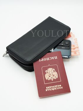 Клатч с двумя молниями и ремешком на кисть